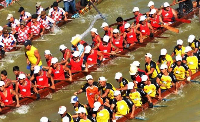 Nét khỏe khoắn, mạnh mẽ của các tay chèo nam trong cuộc đua về đích. Ảnh: Trần Ánh Dương