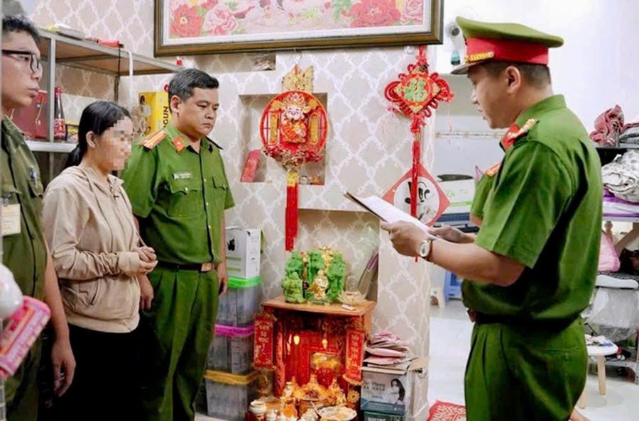 Cơ quan điều tra Công an tỉnh Bà Rịa - Vũng Tàu đọc quyết định khởi tố bị can Trần Thị Lệ T. Hình: CACC