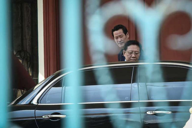 Ông Kang Chol  rời khỏi đại sứ quán chiều 6/3. (Ảnh: AFP)