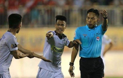Mới trải qua 3 vòng đấu nhưng các trọng tài của V-League đã liên tục mắc sai lầm.