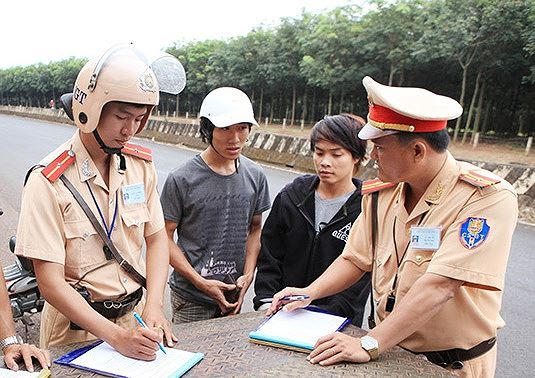CSGT Công an tỉnh Bình Phước làm nhiệm vụ trên quốc lộ 14.