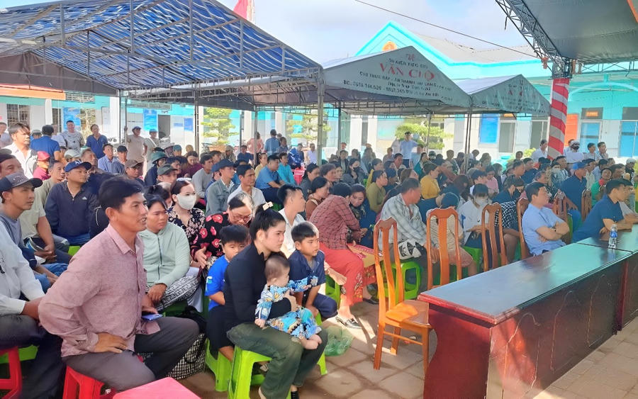 Phiên tòa thu hút sự chú ý của nhiều người đến xem.