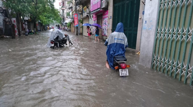 Chật vật trở về nhà trong mưa bão.