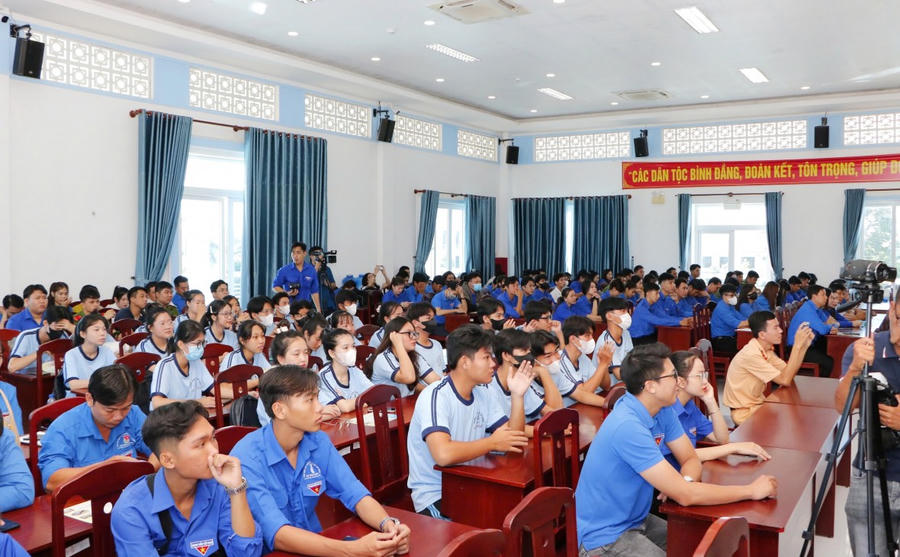 Đoàn viên thanh niên, sinh viên và học sinh tham dự tại Phiên tòa giả định.