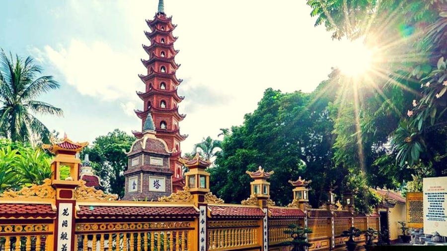 Người dân Hà Nội thường ghé lại chùa Trấn Quốc vào những hôm rằm, mồng một, ngày lễ Tết để cầu bình an, chúc hạnh phúc