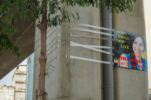 Có trụ cầu còn xuất hiện cả quảng cáo được treo lên rất phản cảm.