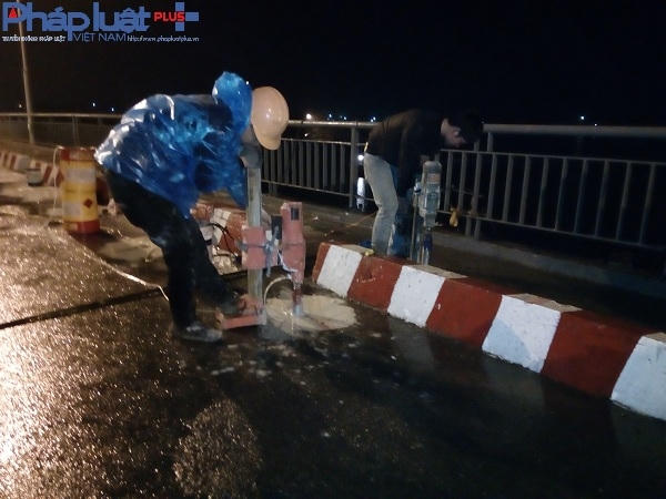 Hơn 20h đêm, lượng công nhận vẫn phải đội mưa rét để giải cứu cầu một cách nhanh nhất.