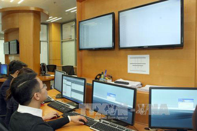 Kiểm tra, giám sát đấu thầu trái phiếu điện tử. Ảnh: Tuấn Anh/TTXVN