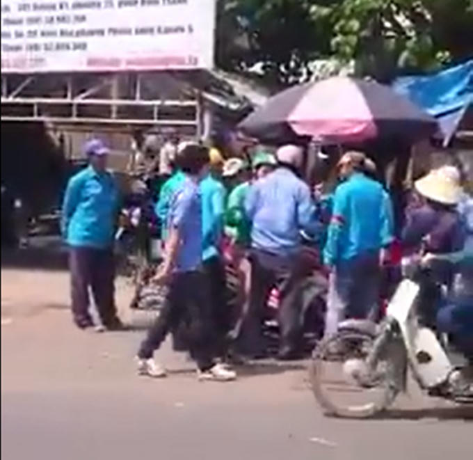 Một tài xế Grapbike bị xe ôm truyền thống đâm gục. Ảnh minh họa (Internet).
