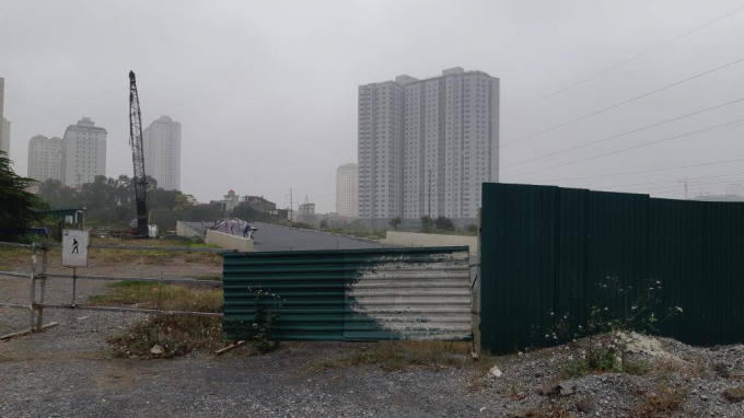 Sau gần 5 năm triển khai, tuyến đường chưa hoàn thành, thậm chí điểm cuối của dự án để cỏ dại mọc..