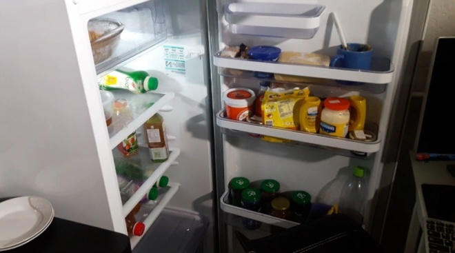 Tủ lạnh chất đầy đủ các loại thức ăn và nước uống giải khát. (Ảnh: AFP)