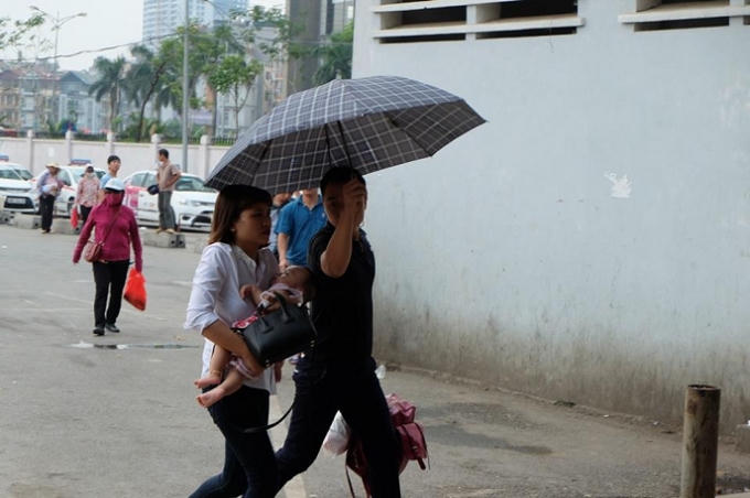 H&agrave; Nội: D&ograve;ng người nườm nượp đổ về Thủ đ&ocirc; sau kỳ nghỉ lễ