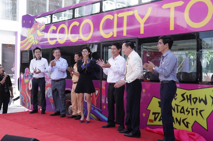 Lãnh đạo tập đoàn Empire, Thaco, các sở ban ngành tại Đà Nẵng vui mừng ra mắt xe Coco City Tour.