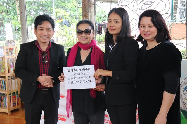 Danh ca Kh&aacute;nh Ly &acirc;n cần, &acirc;u yếm với c&aacute;c em nhiễm HIV trong buổi từ thiện tại Ba V&igrave;