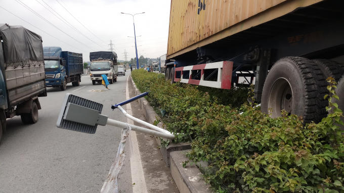 Hung thần container cày nát dải phân cách, húc ngã cột đèn.