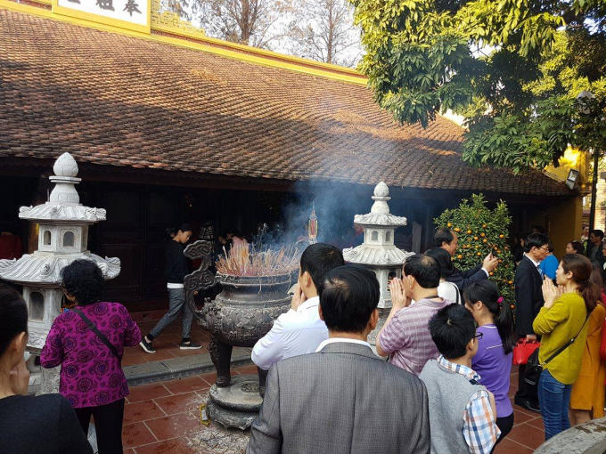 Dòng người xếp hàng lễ cầu may đầu năm.