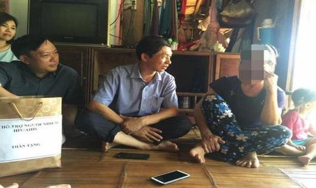 TS Hoàng Đình Cảnh (bên trái) thăm hỏi một người dân nhiễm H tại xã Kim Thượng, huyện Tân Sơn, Phú Thọ.