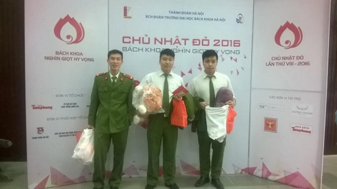 Họ tràn ngập niềm vui và tự hào với món quà đầy ý nghĩa từ ban tổ chức.