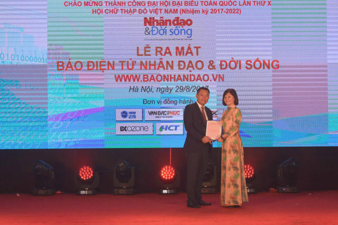 Bà Trần Thị Hồng An, PCT TW Hội Chữ thập đỏ Việt Nam đã thay mặt lãnh đạo TW Hội trao quyết định thành lập báo điện tử Nhân đạo và Đời sống.