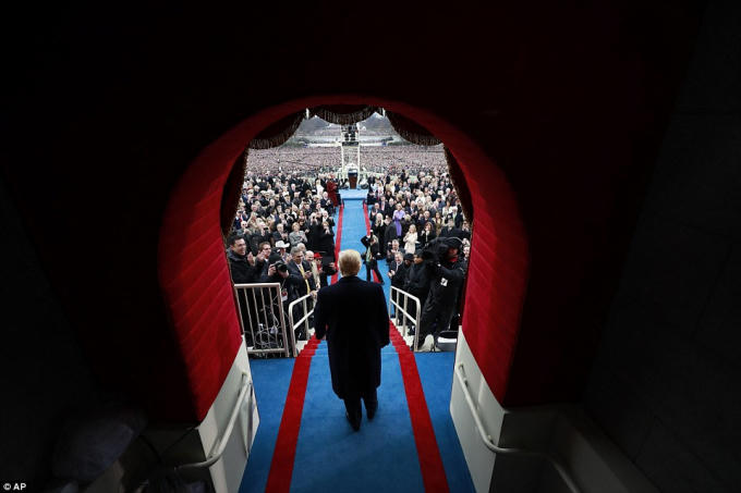 Tổng thống Trump từ trong cánh gà tiến ra bục phát biểu trước khi tuyên thệ nhậm chức. (Ảnh: AP)