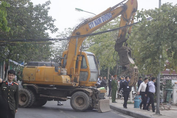 Vào đúng 8h, các lực lượng chức năng, máy múc, công nhân đã có mặt tại các đợn vị kinh doanh trên Hồ Tây tiên hành biện pháp cưỡng chế, tháo dỡ, di dời phần cầu và phần mặt sàn.