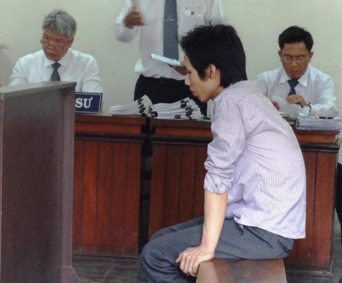 Bị cáo trước vành móng ngựa.