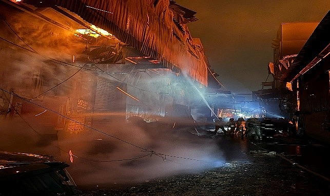 Đám cháy cháy lan sang các nhà xưởng bên cạnh.