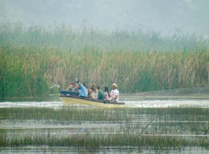 Các thành viên trong đoàn chụp ảnh" tự sướng" trước khi vào phim trường.
