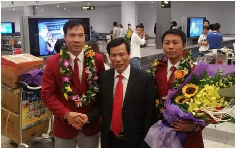 Bộ trưởng Bộ VH,TT&amp;DL Nguyễn Ngọc Thiện đón người hùng Hoàng Xuân Vinh ở sân bay Nội Bài