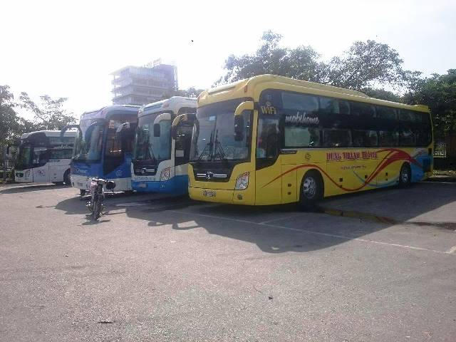Một chiếc khác lại được đậu tại sân nhà thi đấu (TP Huế).