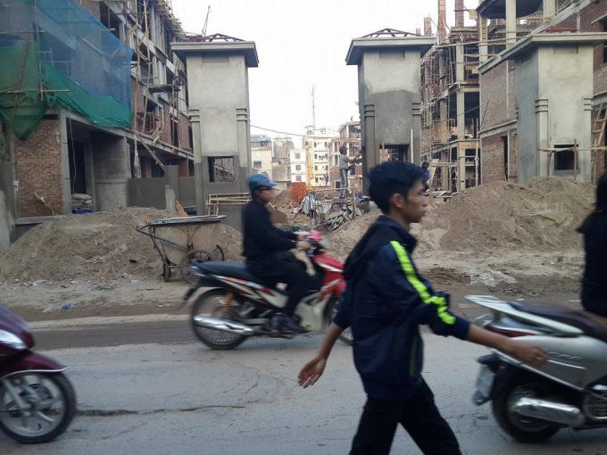 C&ocirc;ng tr&igrave;nh vẫn thi c&ocirc;ng ng&agrave;y đ&ecirc;m m&agrave; chưa khắc phục được những tồn tại đang tiếp diễn, bất chấp sự phản đối của người d&acirc;n xung quanh.