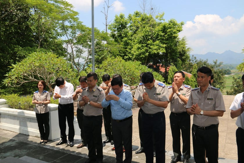 Thứ trưởng Bộ Tư pháp Mai Lương Khôi, Phó Tổng cục trưởng Tổng cục THADS Nguyễn Văn Lực và Đoàn công tác dâng hương tại Khu di tích lịch sử Bộ Tư pháp. Ảnh Ngọc Phúc