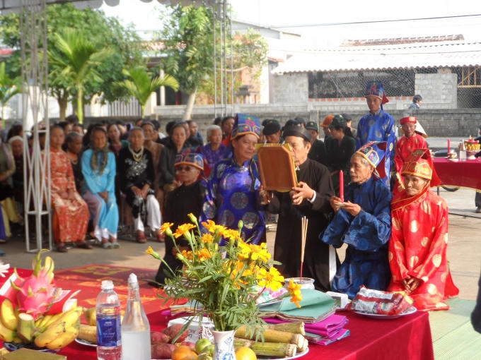 Các gia làng tổ chức lễ cầu an cho làng mình mong một năm mới an lành.