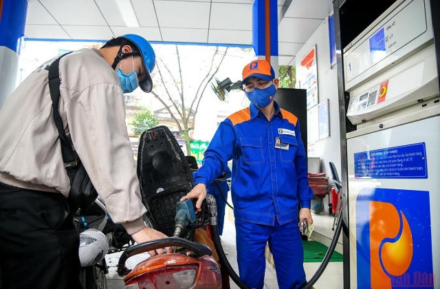 Giá xăng RON 95 tăng lần thứ 5 liên tiếp