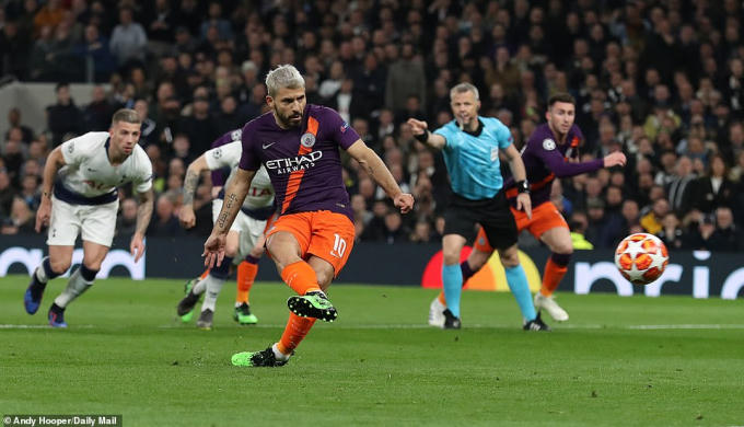 Sergio Aguero bỏ lỡ cơ hội trên chấm phạt đền. (Ảnh: Daily Mail)