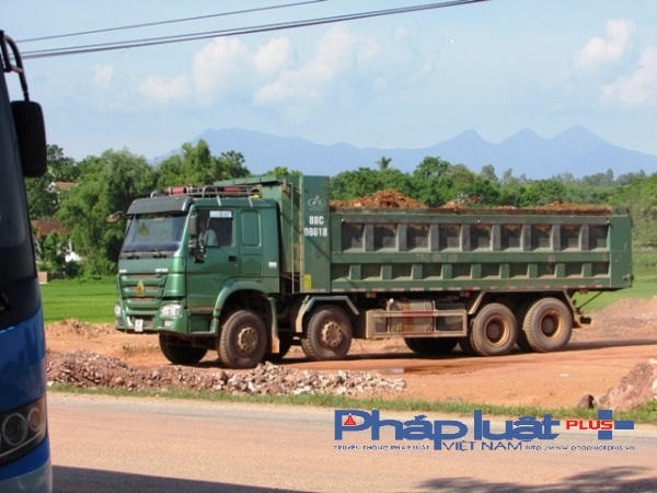 Ô tô khủng vận chuyển cả ngày lễn đêm
