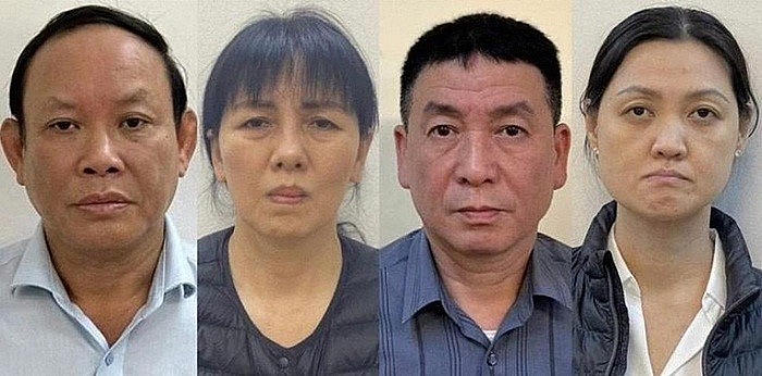 Cựu Chủ tịch NXB Giáo dục Nguyễn Đức Thái (đầu tiên từ trái qua) và một số bị can.