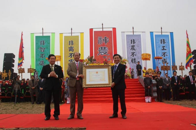 Thứ trưởng Huỳnh Vĩnh Ái trao bằng công nhận Di sản văn hóa phi vật thể Quốc gia cho UBND huyện Duy Tiên, nơi diễn ra lễ Tịch điền hàng năm.