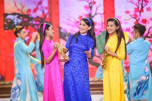 Phi Nhung và 2 con gái nuôi.