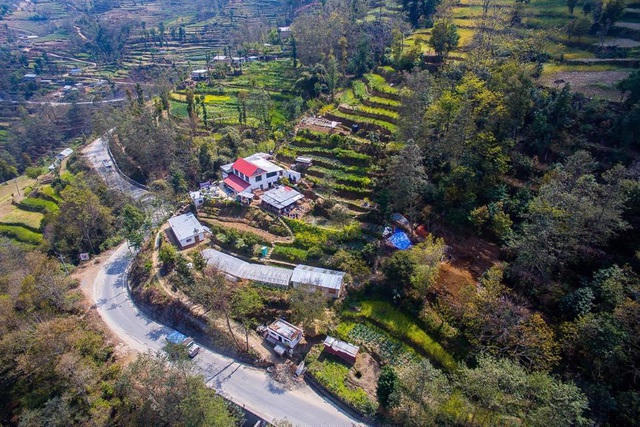 Trang trại của gia đình yêu thích trồng trọt và làm nông nghiệp này được thiết kế dựa trên địa hình dốc. Các khoảng đất để trồng cây chia theo tầng giống như ruộng bậc thang. Màu xanh trải dài từ dưới chân lên đến các bậc cao đưa đến một cảm giác thư giãn, thoải mái giữa khung cảnh thiên nhiên trong lành.