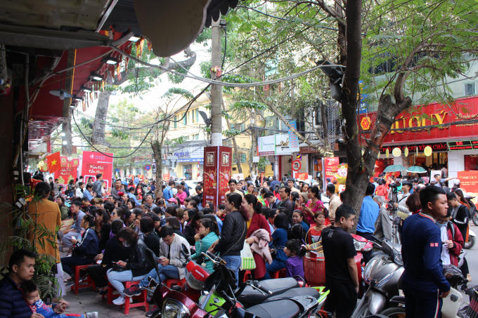 Tới 12h trưa, con phố Trần Nhân Tông vẫn tắc nghẹt vì người xếp hàng chờ mua.