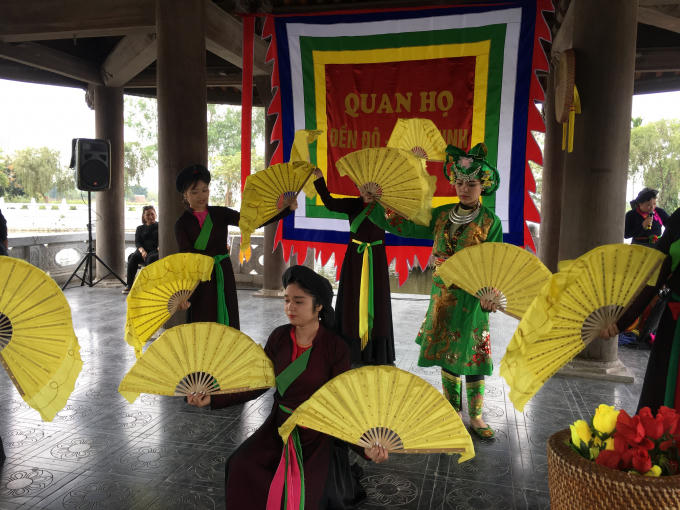 Liền anh, liền chị quan họ biểu diễn phục vụ du khách đến thăm quan Đền Đô.