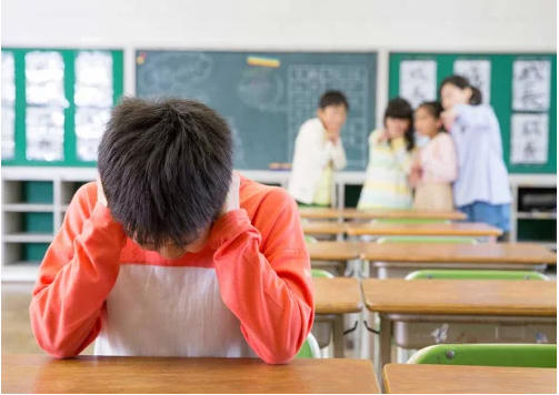 Nạn phân biệt đối xử giữa thầy và trò, giữa các bạn học cũng là nguyên nhân khiến trẻ bị khủng hoảng, tự sát.