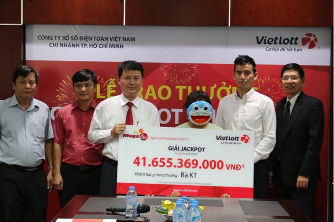 Bà K.T trong buổi lễ nhận giải thưởng gần 42 tỷ đồng của Vietlott