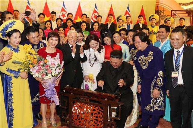 Chủ tịch Triều Tiên Kim Jong-un đánh thử đàn bầu Việt Nam. Ảnh: Doãn Tấn - TTXVN