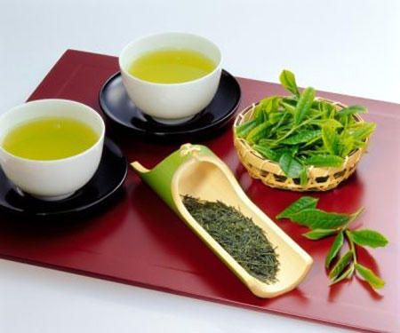 Trà xanh: Đồ uống này chứa các chất chống oxy hoá điển hình như polyphenol giúp ngăn ngừa sự phân chia và nhân lên của tế bào ung thư. Bạn có thể uống bất kỳ lúc nào trong ngày