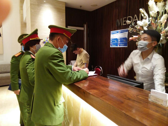 công an các phường đã tổng kiểm tra bar, nhà hàng, karaoke trên địa bàn nhằm kiểm tra phòng chống dịch COVID-19