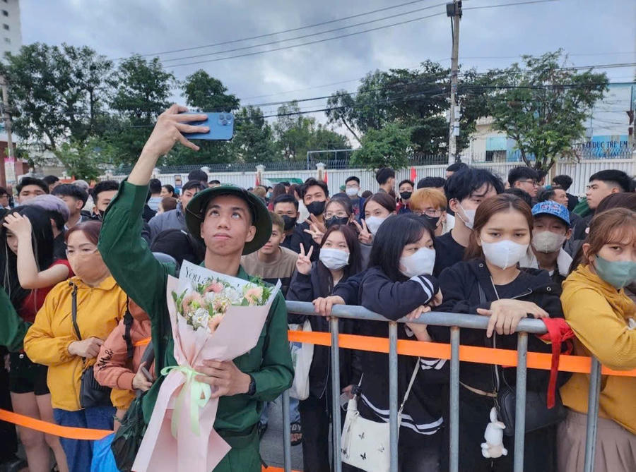 Nhiều người thân, bạn bè tiễn các tân binh lên đường nhập ngũ làm nhiệm vụ thiêng liêng. Ảnh: T.H