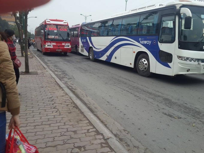 Phía trước có 1 khoảng thoáng, chiếc xe mang biển hiệu Đức Phúc vẫn chạy với tốc độ "rùa bò", lấn chiếm làn đường dành cho xe máy, gây ách tắc nghiêm trọng cho những phương tiện cùng chiều phía sau.