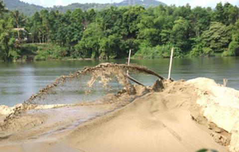Người dân bức xúc vì nạn khai thác cát gần bờ. (Ảnh minh họa)